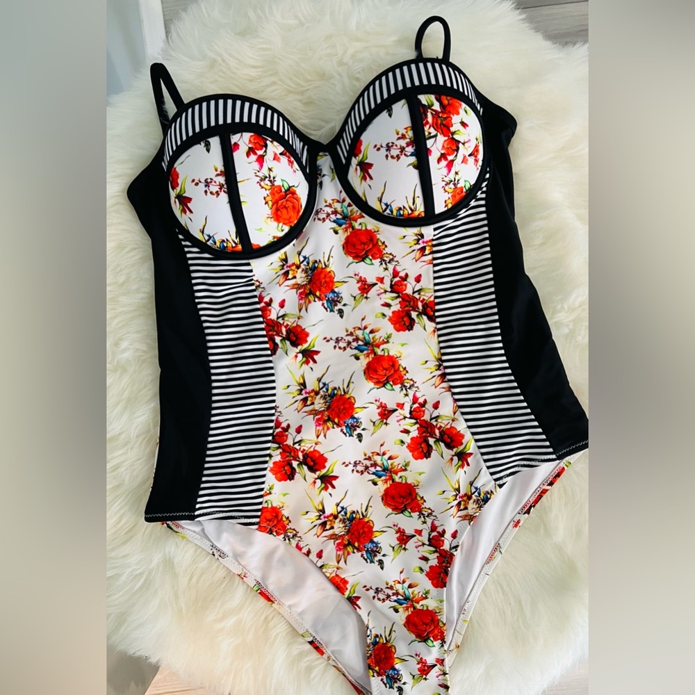 NEW W TAGS One Piece Swimsuit from CupShe size Large